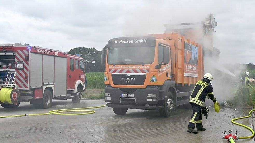 Beim Entladen eines Müllcontainers hatte sich der dort befindliche Müll aus bislang unbekannter Ursache entzündet. Aus Sicherheitsgründen war die Feuerwehr mit 34 Mann angerückt. Foto: Stix