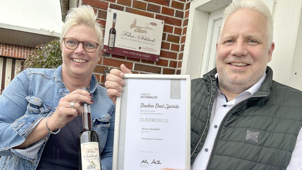 Sabine und Heiner Steenhoff mit einer Flasche ihres Fehn-Schlucks und der Silberurkunde von „Baden Best Spirits“. Foto: Janßen