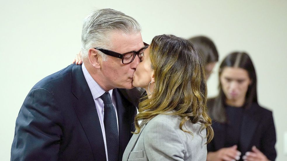 Alec Baldwin erhält Unterstützung von Ehefrau Hilaria Baldwin Foto: Ramsay de Give/Pool AFP/AP/dpa