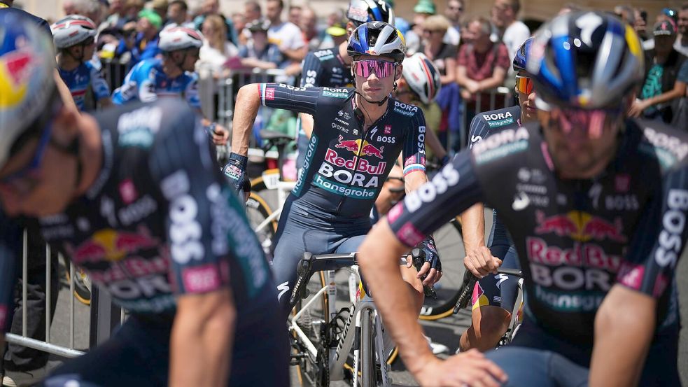 Der Kapitän ist raus: Primoz Roglic (M) musste die Tour verletzt verlassen. Foto: Daniel Cole/AP/dpa