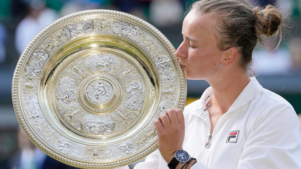 Barbora Krejcikova küsste ihre Trophäe nach dem Sieg im Finale. Foto: Kirsty Wigglesworth/AP