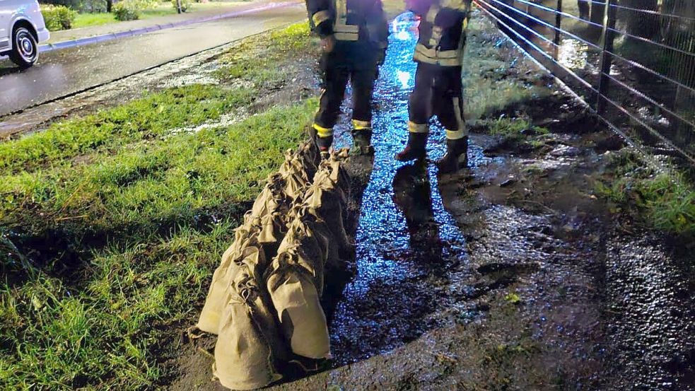 An der Schulstraße in Sandhorst wurden Sandsäcke befüllt. Foto: Feuerwehr Sandhorst