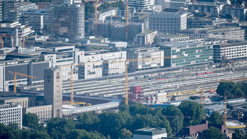 Auf dem Gleisvorfeld des Hauptbahnhofs will die Stadt bauen - doch das dürfte schwierig werden (Archivfoto). Foto: Marijan Murat/dpa