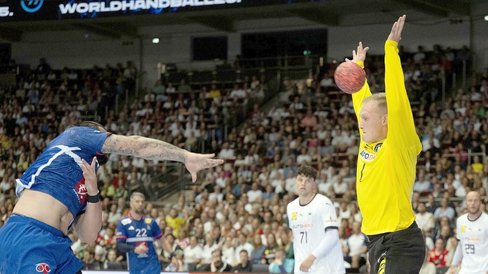 Torhüter David Späth hielt das DHB-Team mit starken Paraden im Spiel. Foto: Bernd Thissen/dpa