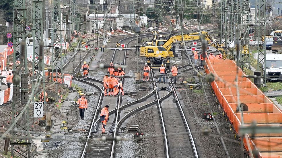 Von diesem Montag (15. Juli) an ist die Bahnstrecke Frankfurt-Mannheim monatelang gesperrt. (Archivbild) Foto: Arne Dedert/dpa