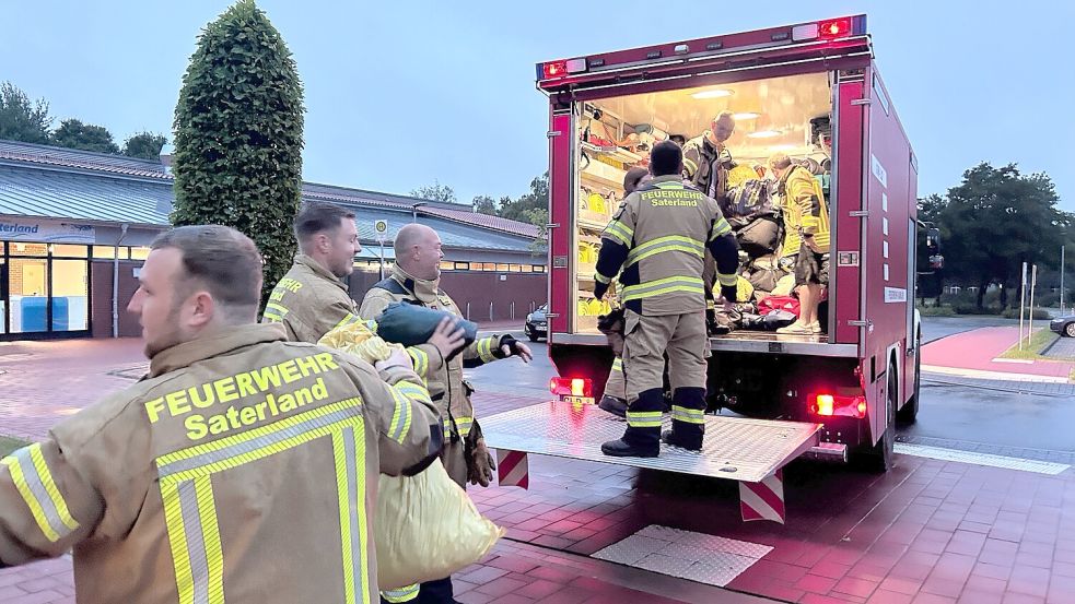 Das Gepäck der Kinder und Betreuer wurde in den Fahrzeugen der Feuerwehr ins Trockene gebracht. Foto: Giehl