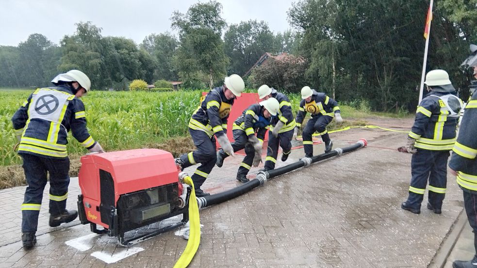 Auf die Schnelligkeit kam es bei dem Wettkampf der Feuerwehren an. Foto: Scherzer