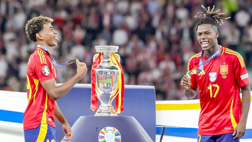 Die beiden spanischen Jungstars unter sich: Lamine Yamal (l) und Nico Williams haben die EM geprägt. Foto: Christian Charisius/dpa