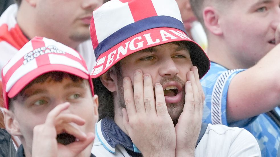 Frust bei englischen Fans: Die Three Lions unterliegen Spanien im EM-Finale. Foto: IMAGO/Xinhua