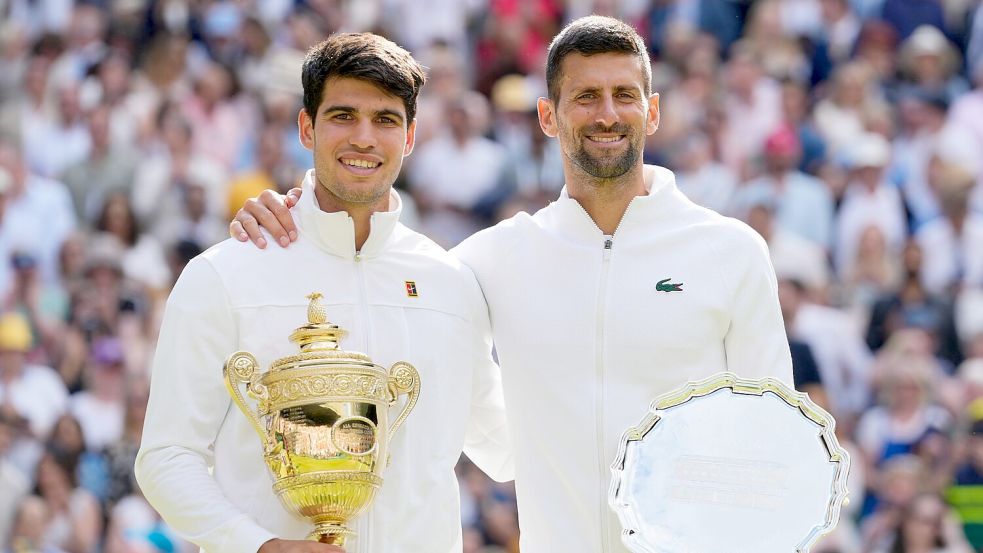 Arm in Arm: Carlos Alcaraz (l) und Novak Djokovic Foto: Kirsty Wigglesworth/AP