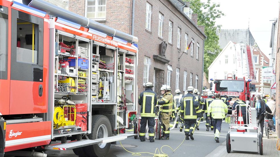 In einem Mehrparteienhaus in Weener löscht die Feuerwehr Weener einen Küchenbrand. Foto: Wolters