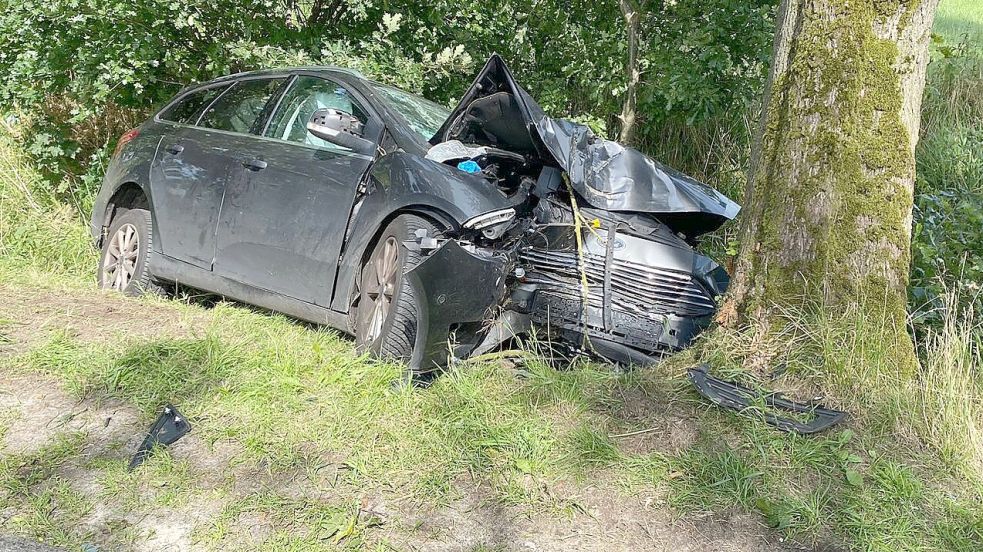 Der Fahrer kam mit seinem Wagen von der Fahrbahn ab. Das Auto prallte frontal gegen einen Baum. Foto: Marius Ammermann