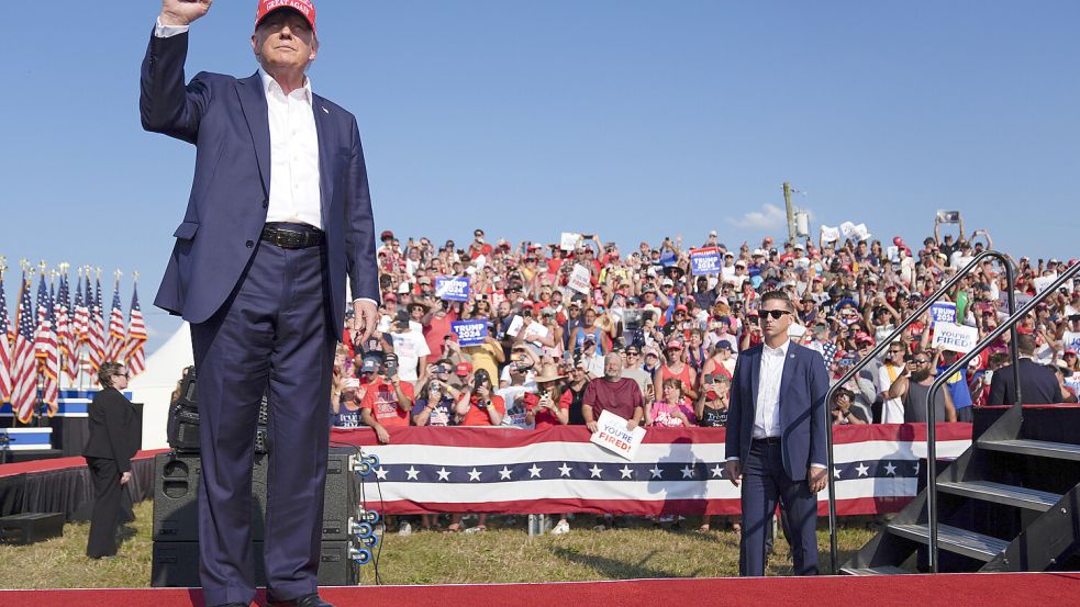 Ein Attentat auf den republikanischen Präsidentschaftskandidaten Donald Trump erschüttert die Welt. Es ist das siebte Mal, dass ein Präsident durch Attentäter verletzt oder getötet wird. Foto: Evan Vucci/dpa