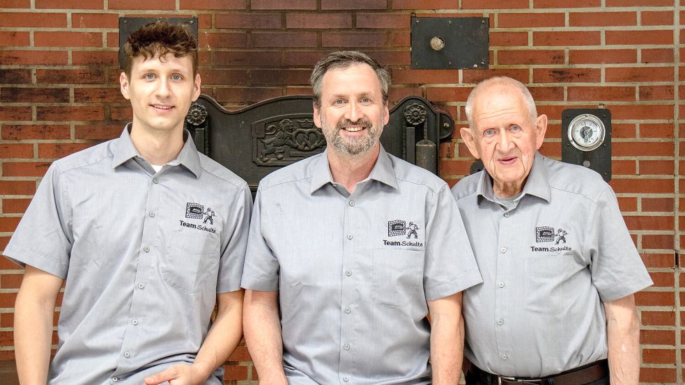 Walter Schulte junior (Mitte), sein Sohn Simon (links) und Walter Schulte senior freuen sich auf das Jubiläumsfest zum 125-jährigen Bestehen ihrer Vollkornbäckerei. Foto: privat