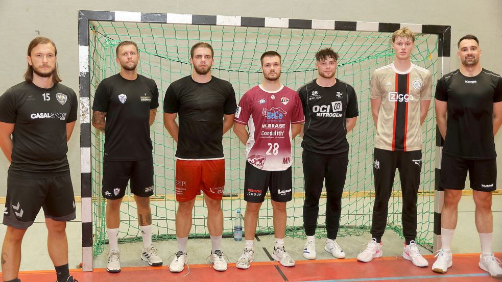 Aurichs neuer Trainer Sven Suton (von links) freut sich über die Neuzugänge Axel Rämhed, Nerdin Vunic, Christopher Braun, Robin Leunissen, Janno Borke und Rene Mihaljevic. Foto: Gerken