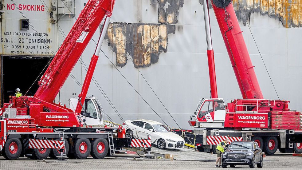 Im August 2023 werden Autos in Eemshaven von Bord der „Fremantle Highway“ gebracht. Foto: Muijderman/ANP/Imago Images