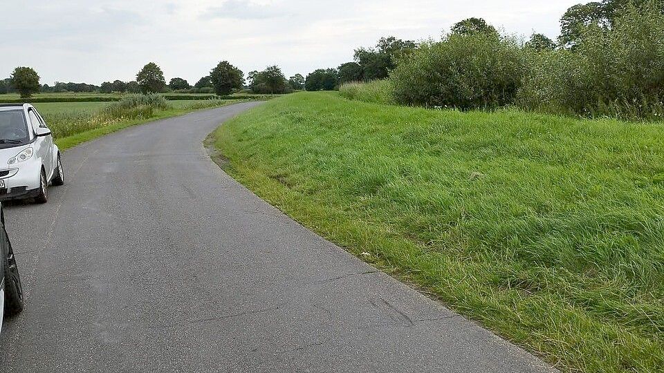 In dieser Kurve auf dem Dieksweg am Deich der Leda stießen das Auto und das Motorrad zusammen. Angehörige des Unfallopfers machten dort am Sonntag Fotos. Foto: Privat