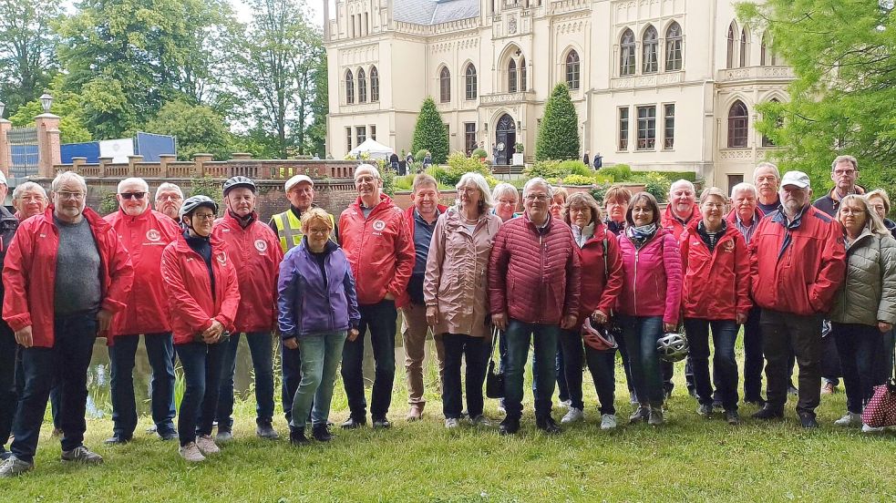 Die Evenburg in Leer-Loga war das Ziel eines zweitägigen Ausflugs, den der Radsportclub Thüle jetzt unternahm. Foto: Passmann