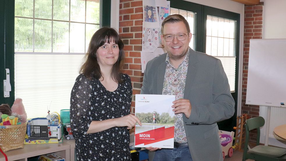 Bürgermeister Nils Anhuth überbrachte Susanne Grossmann den Zuwendungsbescheid. Foto: Gemeinde Barßel