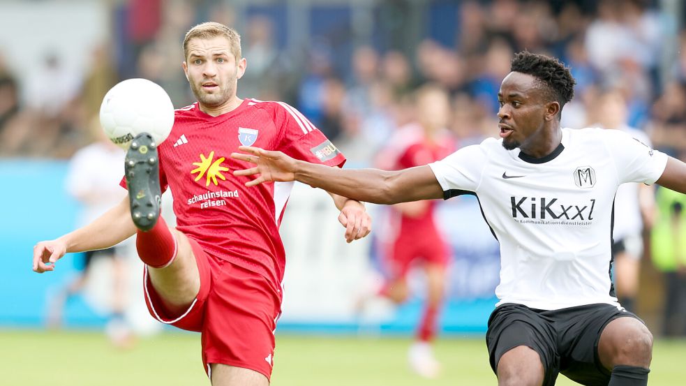 Kickers Emden (links Marten Schmidt) trägt sein erstes Regionalliga-Heimspiel am Freitag, 2. August, gegen den SV Meppen aus. Foto: Doden/Emden