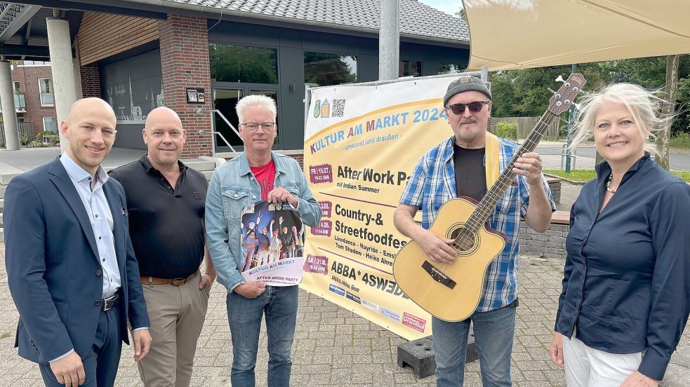 Thies Kruse (links), Karsten Berg, Helwig Weber, Reinhold Kempen und Regine Weber freuen sich auf eine gelungene Premiere der After-Work-Party bei der Kulturbühne Rhauderfehn. Foto: Janßen