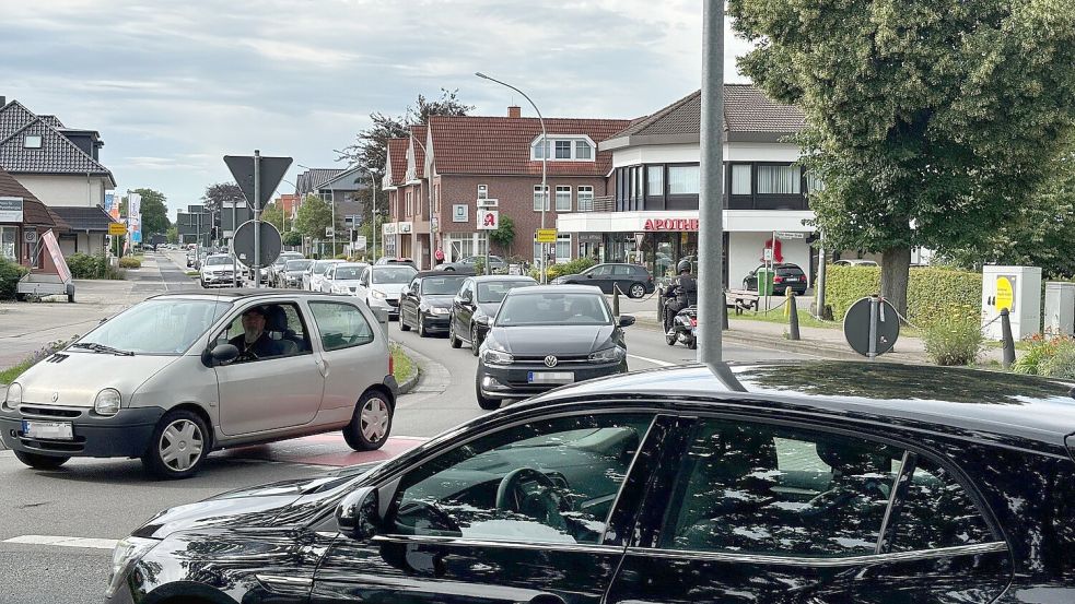 Rush-Hour am Kreisel in Rhauderfehn: Am Untenende und in der Rhauderwieke ist viel Verkehr. Der sorgt auch für Lärmbelastung. Foto: Janßen