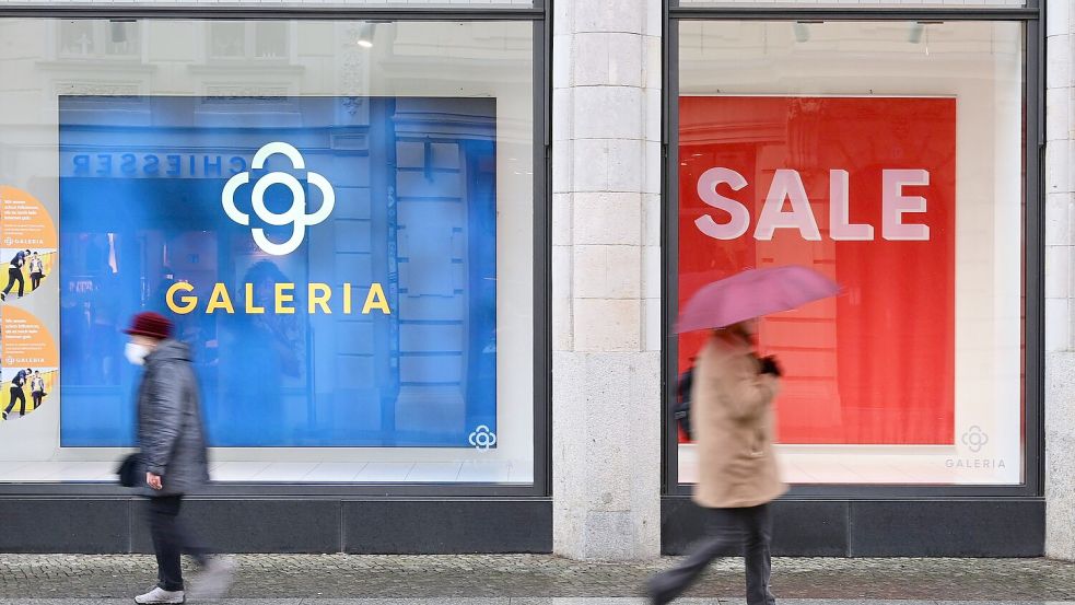 Passanten gehen an einer Filiale von Galeria vorbei. Von ihren Reisebüros hat sich die Warenhauskette nun getrennt. (Archivbild) Foto: Soeren Stache/dpa-Zentralbild/dpa