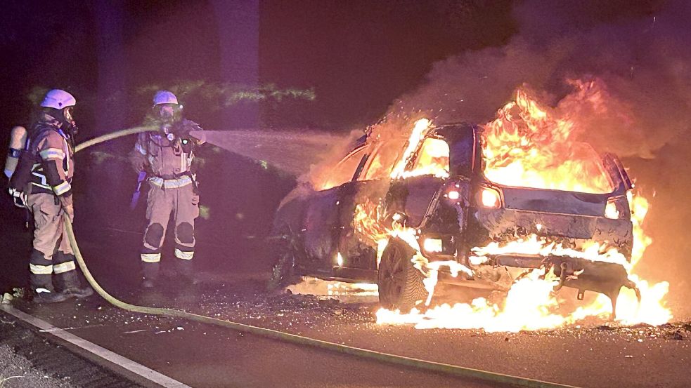 Einsatzkräfte der Feuerwehr Ramsloh löschten den Brand. Foto: Giehl/Feuerwehr