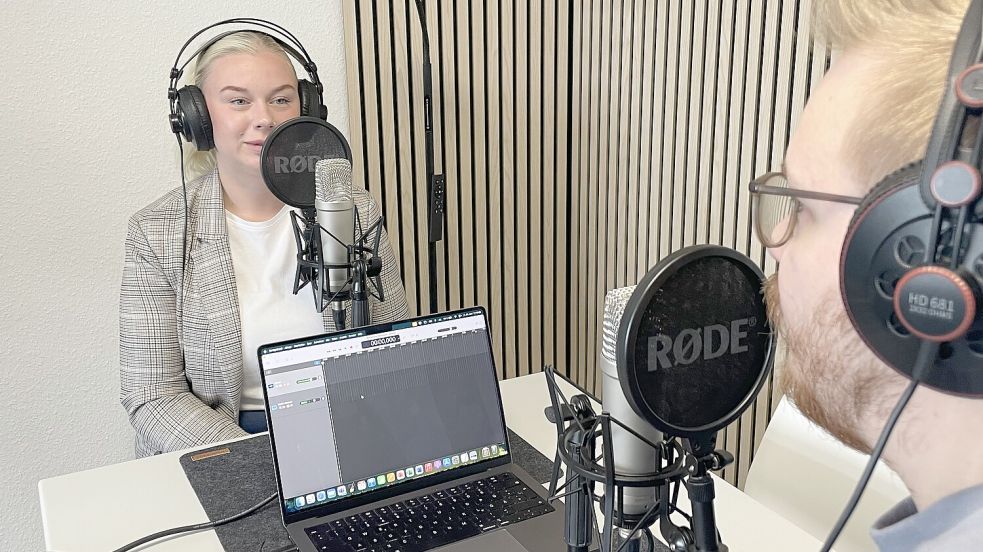 Die Bestatterin Marie Janssen hat sich im Podcast-Studio mit dem Journalisten Daniel Noglik getroffen. Foto: Nobel