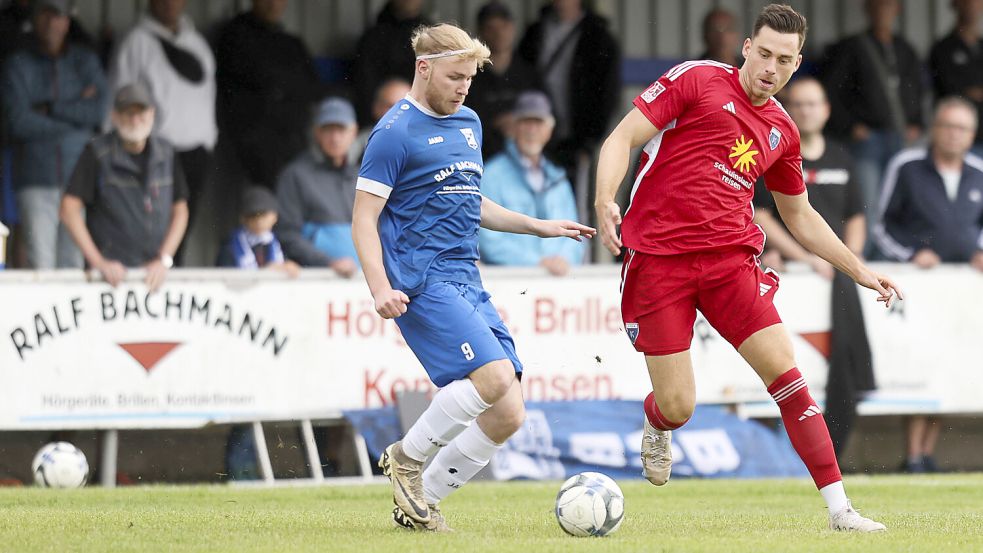 Am Mittwochabend durfte Bezirksligist BW Borssum (links Rico Rieger) gegen Kickers Emden (rechts Niklas von Aschwege) spielen. Ende August gastiert Kickers erneut bei einem ostfriesischen Amateurteam. Foto: Doden, Emden