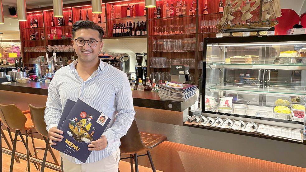 Halil Kalmaz leitet mit seinem Geschäftspartner das Bistro "Der Ostfriese" in Emden. Foto: Lars Reckermann