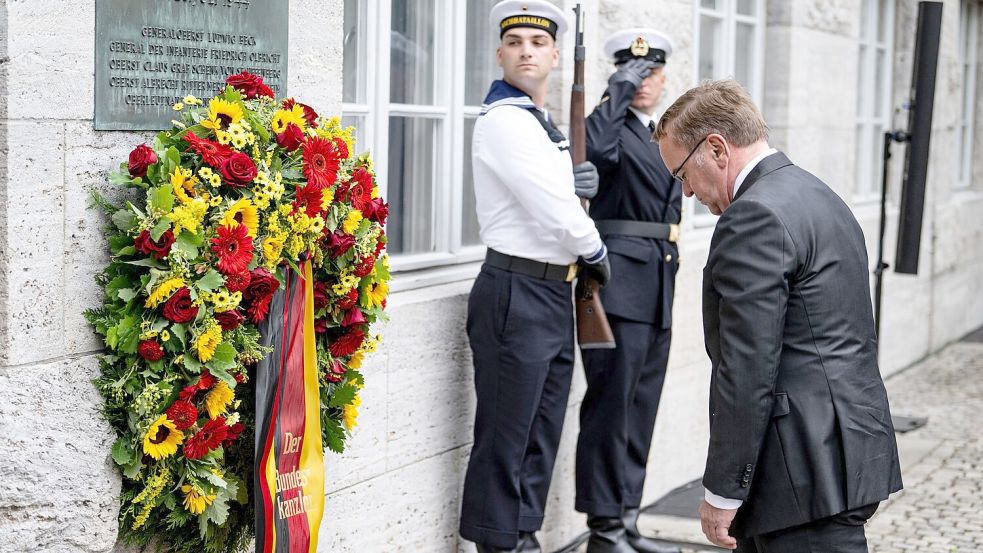 Boris Pistorius (SPD), Bundesminister der Verteidigung, steht am Nationalen Gedenktag an den Widerstand im Ehrenhof des Bendlerblocks vor dem Gedenkkranz. (Archivfoto) Foto: Fabian Sommer/dpa