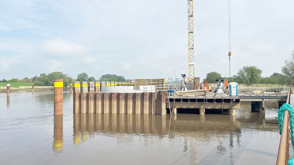 Die Betonarbeiten für den Flusspfeiler der Hub-Drehbrücke auf Westoverledinger Seite schreiten voran. Der Betonpfeiler ragt bereits über die Baugrube hinaus. Foto: Deutsche Bahn