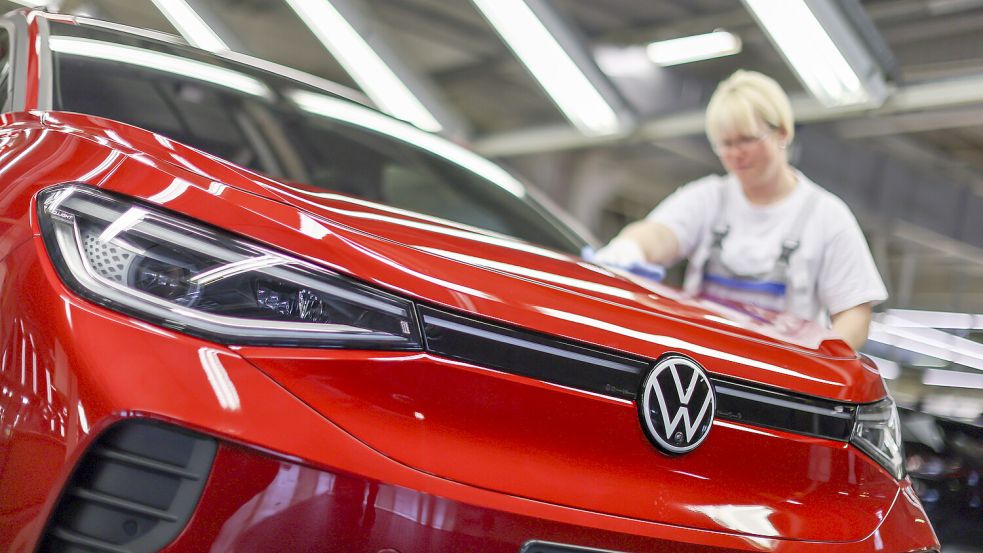 Volkswagen hat früh die Weichen in Richtung E-Auto-Strategie - hier: Produktion des ID.4 in Zwickau - gestellt. Nun sollen aber auch wieder Milliarden in die Verbrennertechnik fließen. Foto: dpa/Jan Woitas