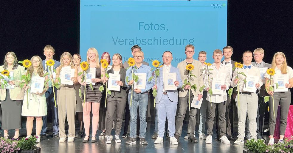 Zum Abschied bekamen die Gymnasiasten des Bereichs Technik Sonnenblumen überreicht. Foto: privat