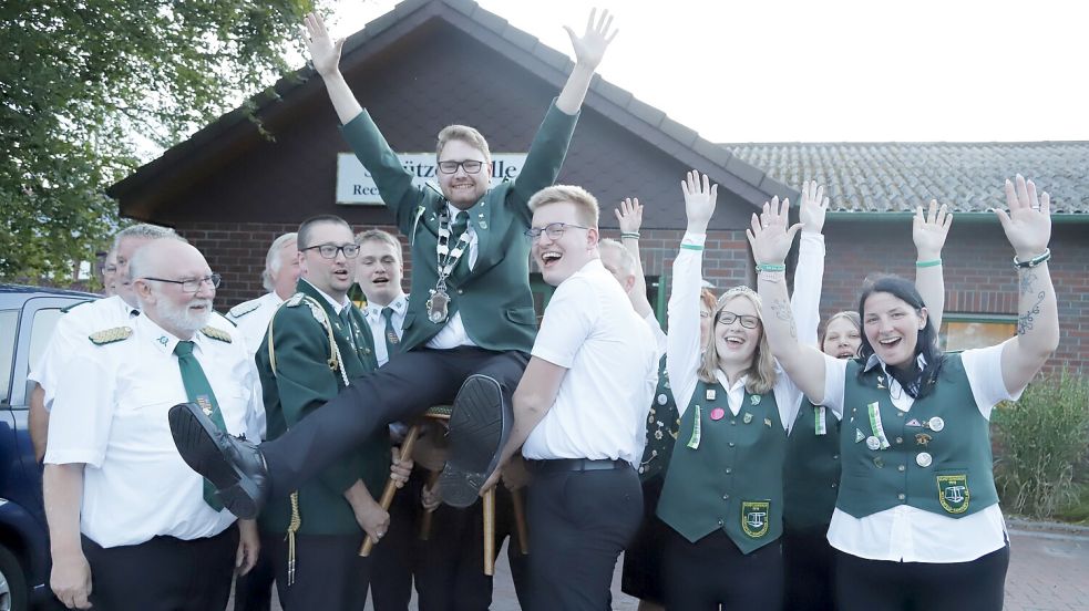 Den neuen König des Schützenvereins Reekenfeld-Kamperfehn, Tobias Büntjen, ließen die Grünröcke hochleben. Foto: Passmann