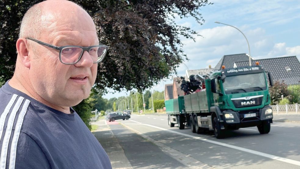 An der Rhauerwieke in Rhaudermoor ist oft viel Verkehr. Wie Anlieger Torsten Wollgast bemerkt hat, sind aber vor allem in den Abendstunden mehr laute, getunte Fahrzeuge unterwegs. Foto: Janßen