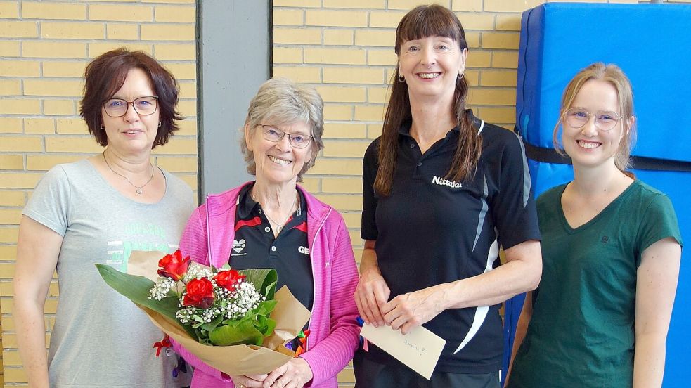 Wilma Hillbrands (Zweite von links) erhielt für ihr Engagement beim TuS Collinghorst ein großes Dankeschön von Gunda Schmidt (links), Kerstin Bollingerfähr (Zweite von rechts) und Kira Schmidt (rechts). Foto: Privat