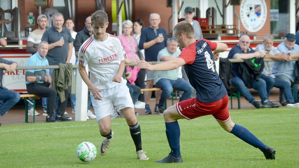 Westrhauderfehns Neuzugang Jannik Sondag (links) erzielte die zwischenzeitliche 2:1-Führung für den Favoriten. Am Ende triumphierte aber die Mannschaft der Sportvereine Holtland/Brinkum (rechts: Erik Schoone). Foto: Weers