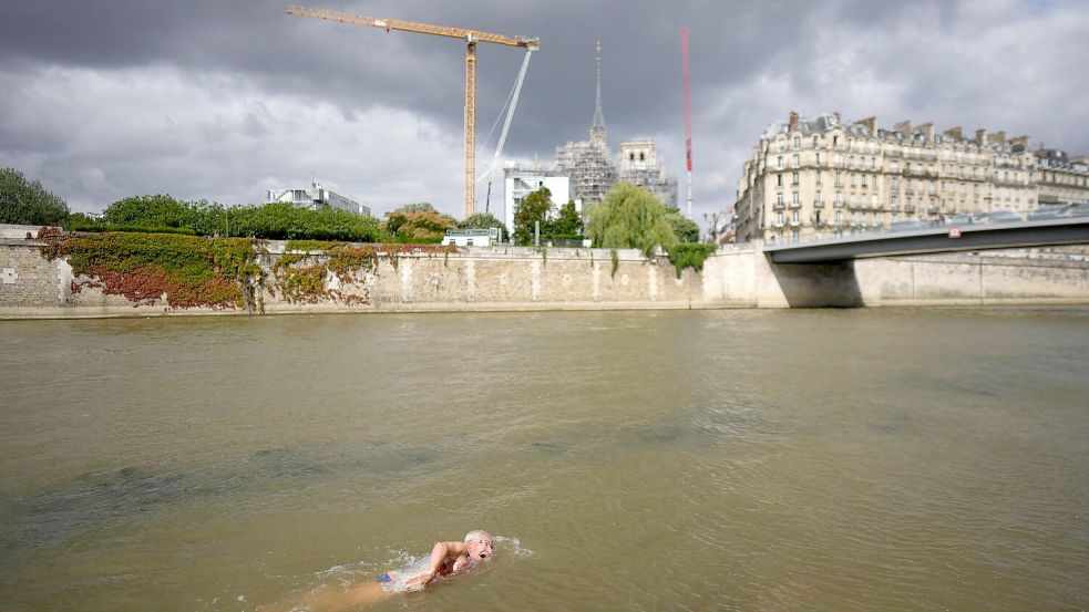 Die Freiwasserschwimmer sollen in der Seine ihre Olympiasieger ermitteln. Foto: Thibault Camus/AP/dpa