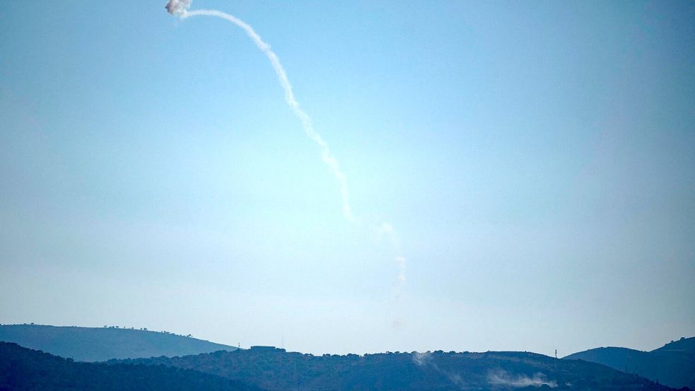 Israels Raketenabwehr fängt ein Geschoss ab, das aus dem Libanon kommt. Foto: Leo Correa/AP/dpa