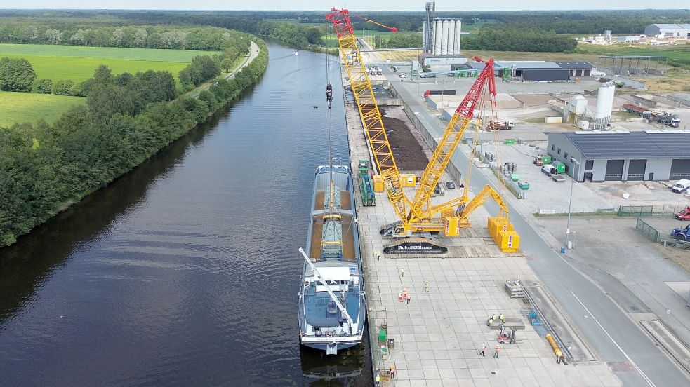 Die beiden Transformatoren mit je 443 Tonnen Stückgewicht werden mit Kränen am C-Port abgeladen. Foto: Rhenus c-Port Betreibergesellschaft