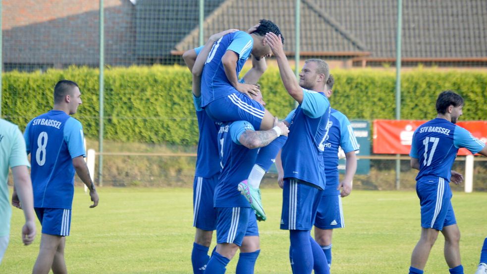 Nach seiner direkt verwandelten Ecke, die zum zwischenzeitlichen 3:0 für den STV Barßel führte, wurde Bertan Özsimzsek von seinen Mitspielern auf den Schultern getragen. Foto: Weers