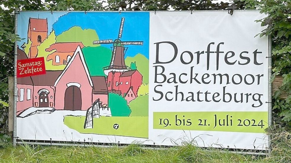 Große Plakatwände machen auf das Dorffest aufmerksam. Foto. privat