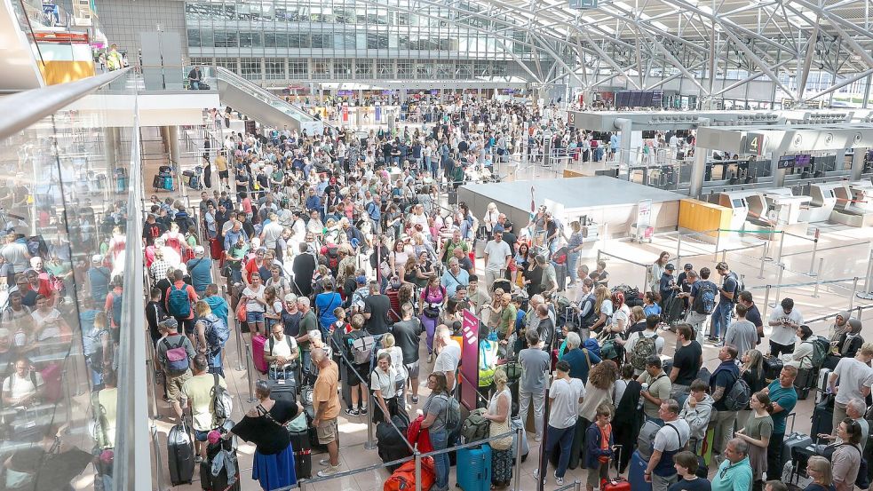 Betroffene Reisende tummeln sich am Flughafen Hamburg Foto: Bodo Marks/dpa