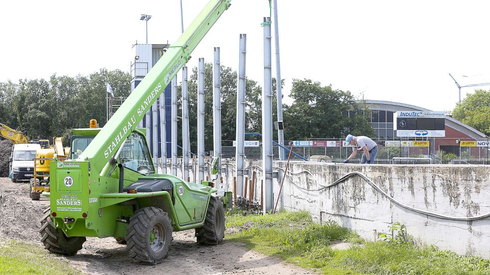 Etwa fünf Meter hohe Pfosten werden gesetzt. Sie sollen die Überdachung der Gegentribüne halten. Fotos: Doden, Emden