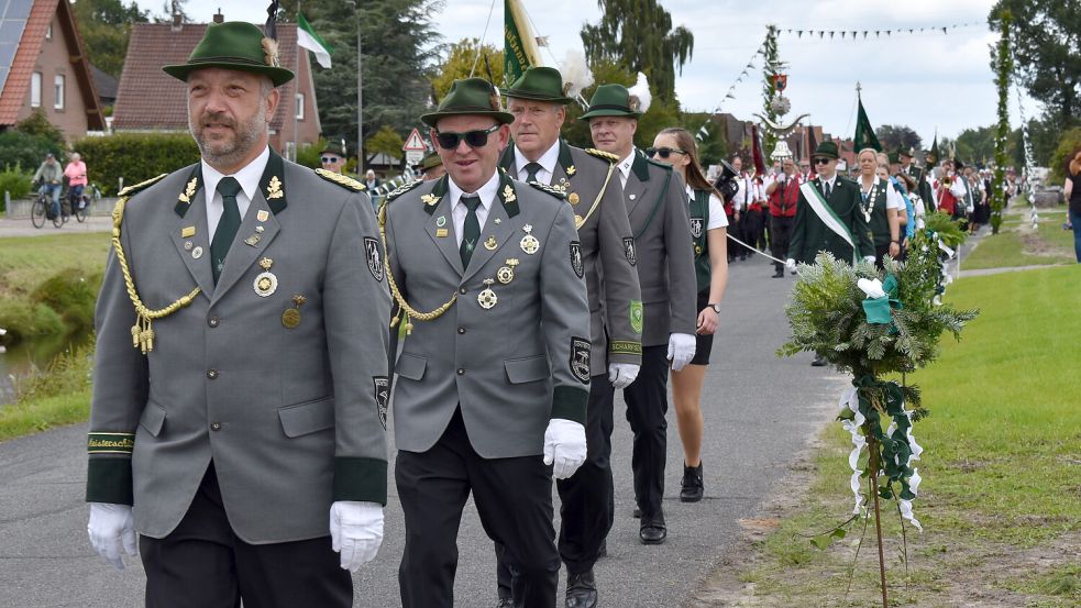 In Ostrhauderfehn wird viel Wert auf die Uniform gelegt, sagt Vorsitzender Lars Krummen (vorne). Archivfoto: Zein