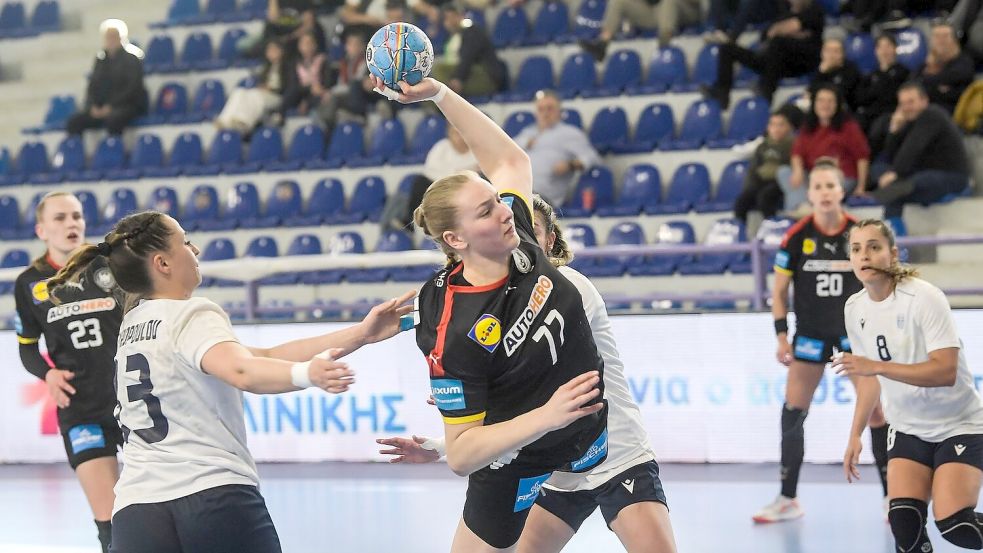 Handball-Nationalspielerin Viola Leuchter ist für ihre knallharten Würfe bekannt. Foto: Angelos Tzortzinis/dpa