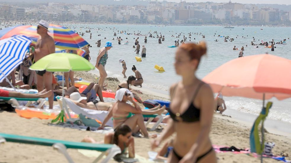 Noch sind Spaniens Strände voll. Die Branche sorgt sich aber langfristig über die möglichen Folgen von häufigeren Hitzewellen durch den Klimawandel. Foto: Clara Margais/dpa