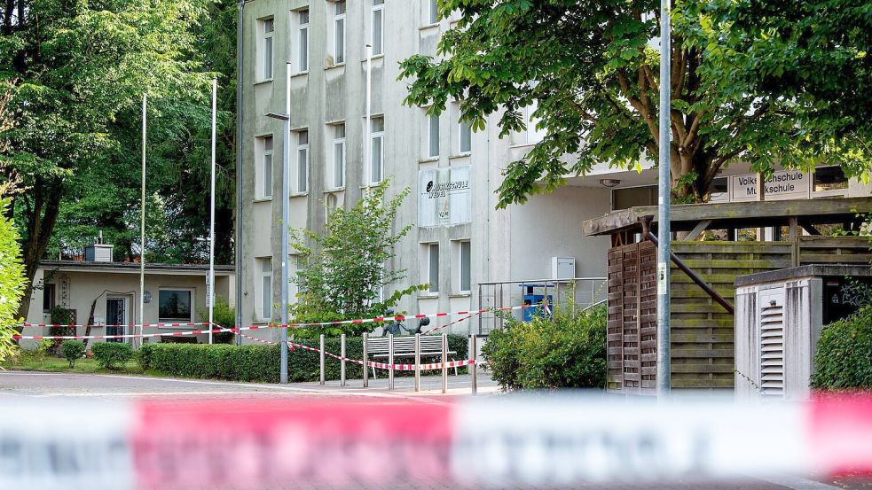 Nach der Bluttat an einer Volkshochschule sind noch viele Fragen offen. Foto: Daniel Bockwoldt/dpa